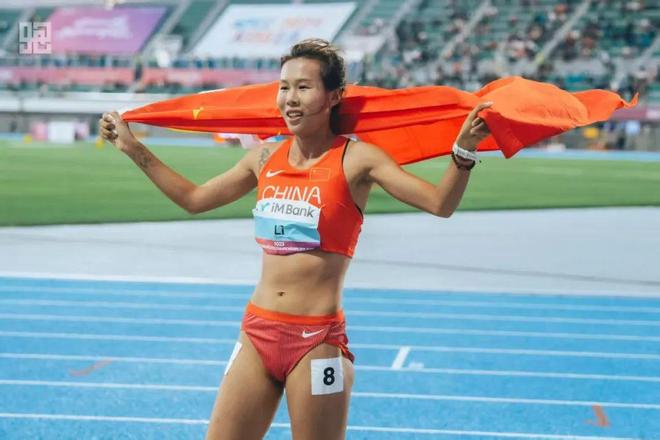 女子1500米冠军！我国时隔十年再次获此殊荣EVO真人平台通化市运动员李春辉问鼎亚锦赛(图3)